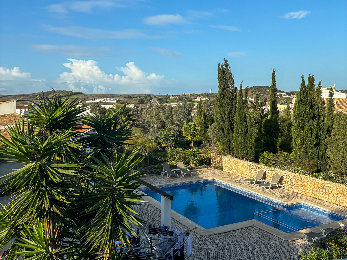 Ausblick Pool Portugal Strand Algarve Sagres Sonnenuntergang surfen Wellen Atlantik Surfcamp