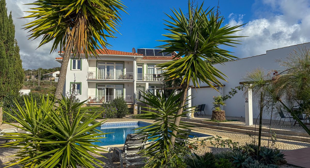 Pool des Ferienhauses in Portugal Strand Algarve Sagres Sonnenuntergang surfen Wellen Atlantik Surfcamp