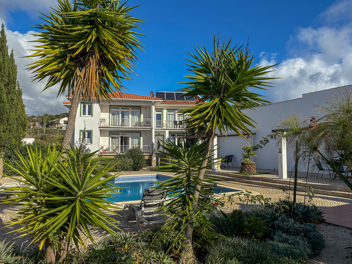 Pool des Ferienhauses in Portugal Strand Algarve Sagres Sonnenuntergang surfen Wellen Atlantik Surfcamp